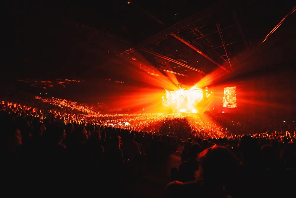 Show lumière et foule dans une salle de concert