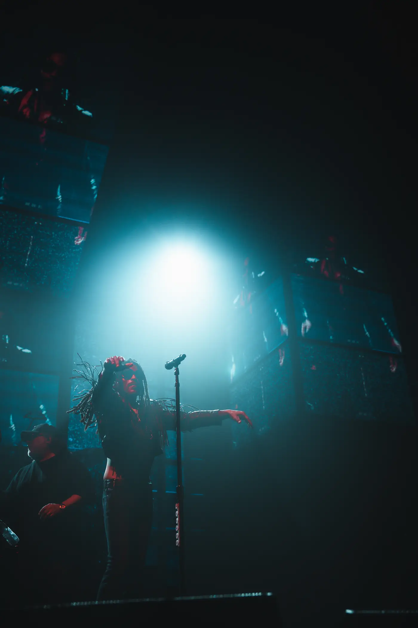 Lenny Kravitz sur scène dans un faisceau bleu, concert à Bordeaux