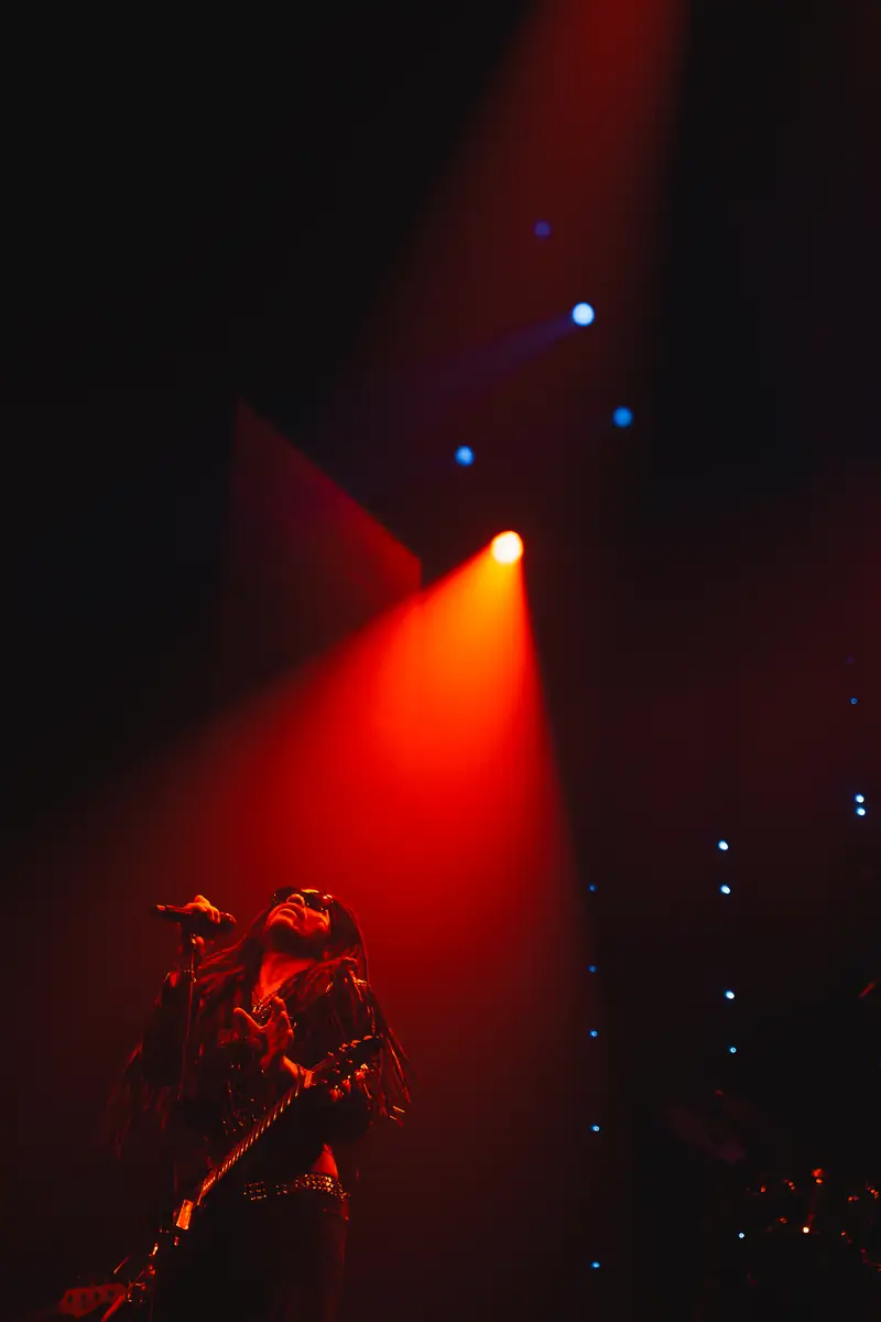 Lenny Kravitz en concert, ambiance rouge et points lumineux