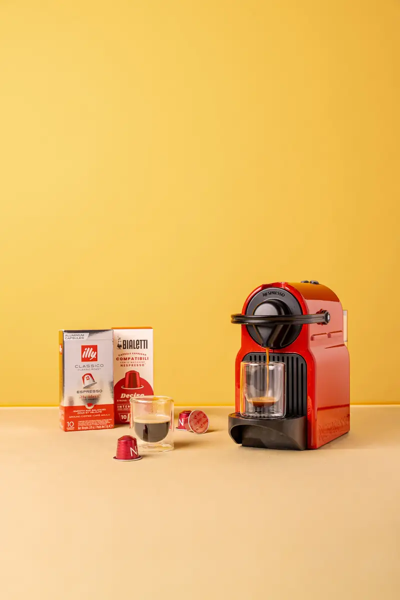 Machine à capsules rouge et cafés sur fond jaune