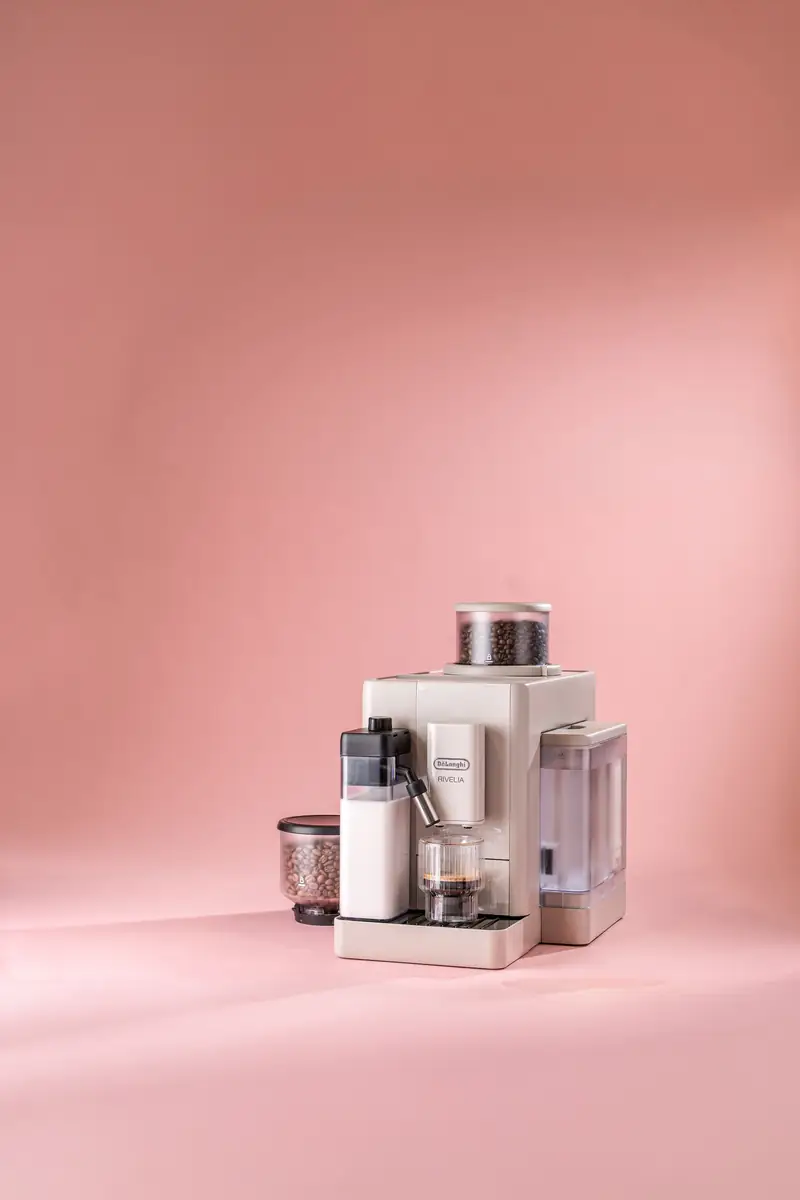 Machine à café automatique blanche sur fond rose