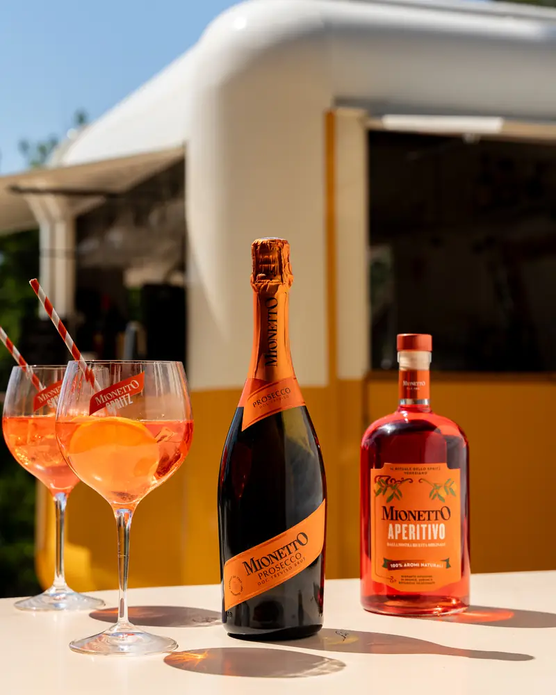 Mionetto Prosecco et Aperitivo devant un food truck