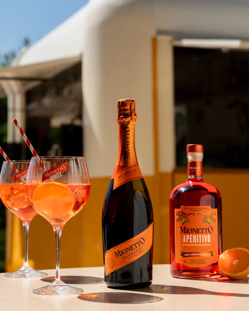 Spritz Mionetto avec pailles rayées en terrasse