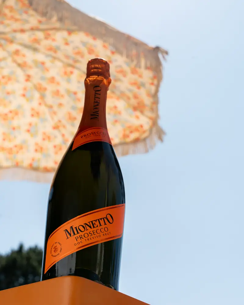Bouteille Mionetto Prosecco sur fond de ciel bleu