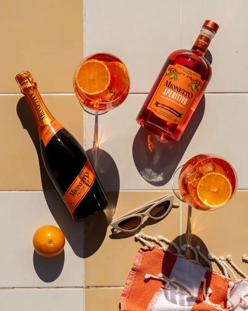 Mise en scène à plat : Mionetto Prosecco, spritz et lunettes de soleil