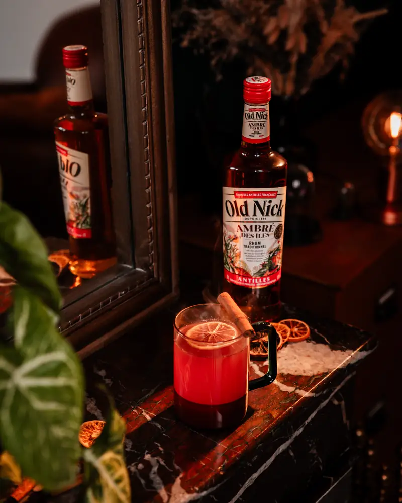 Rhum ambré Old Nick et cocktail rouge dans une ambiance de bar