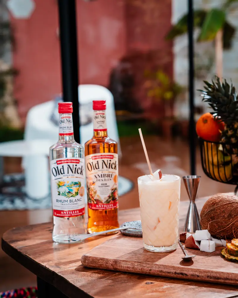 Rhums Old Nick blanc et ambré avec un cocktail coco