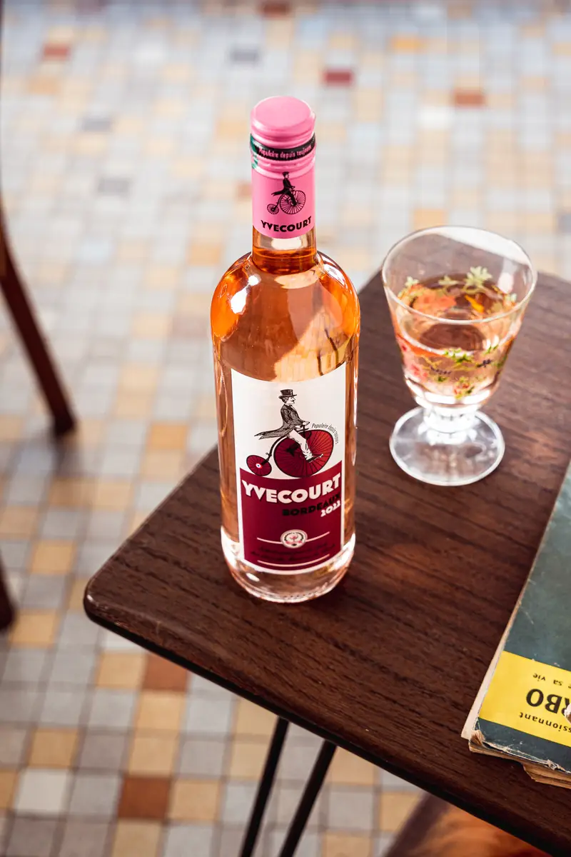 Yvecourt rosé et verre sur une table rétro