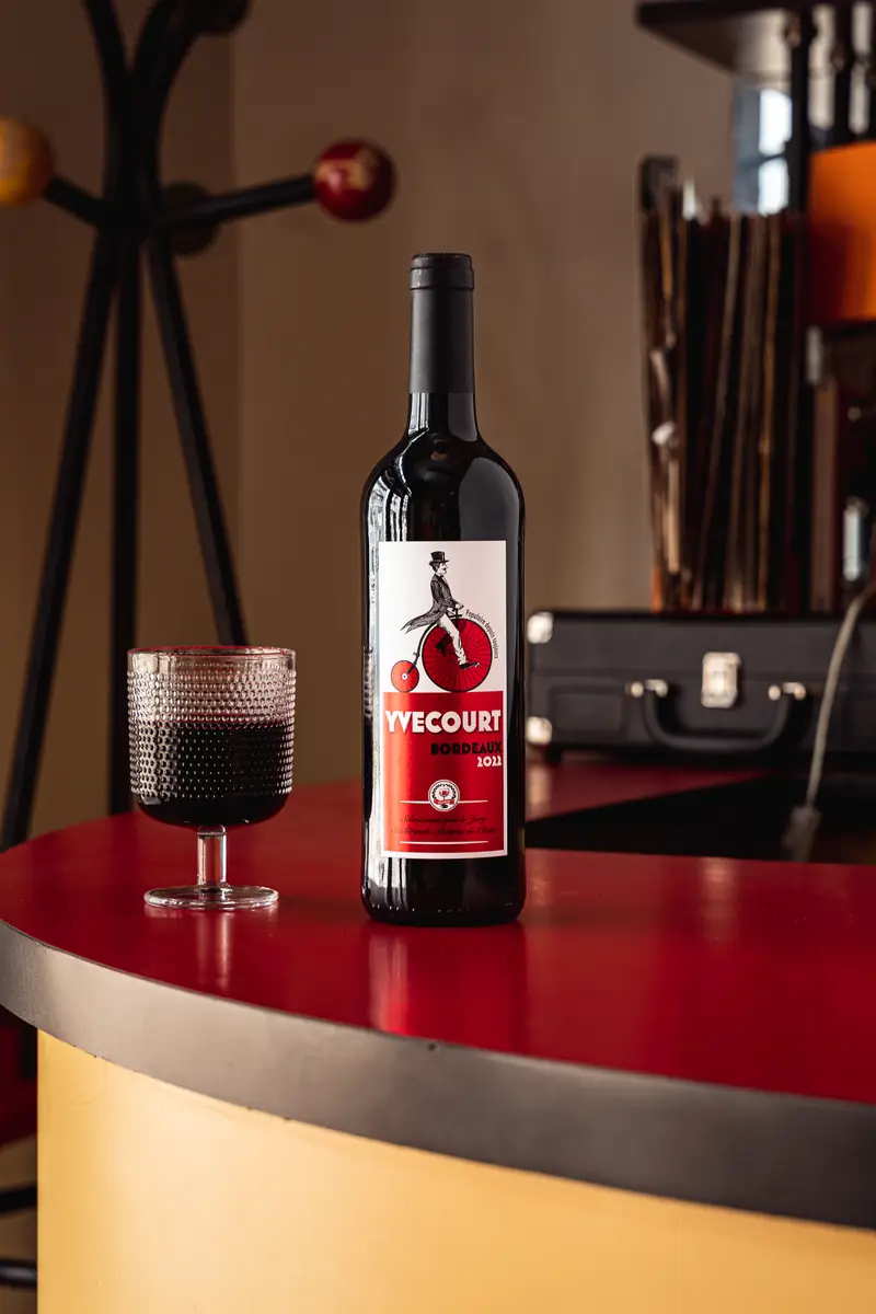 Yvecourt rouge au comptoir d'un bar vintage