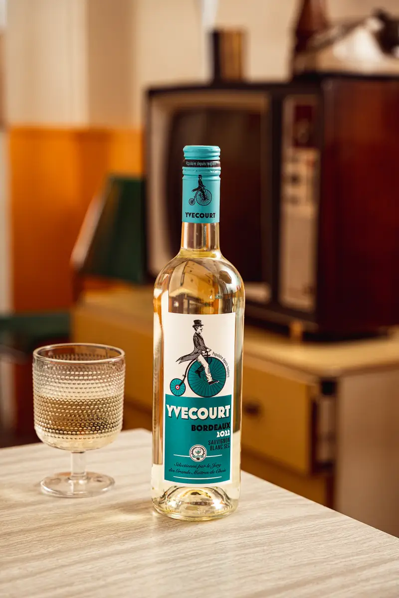 Yvecourt blanc et verre devant une télévision rétro