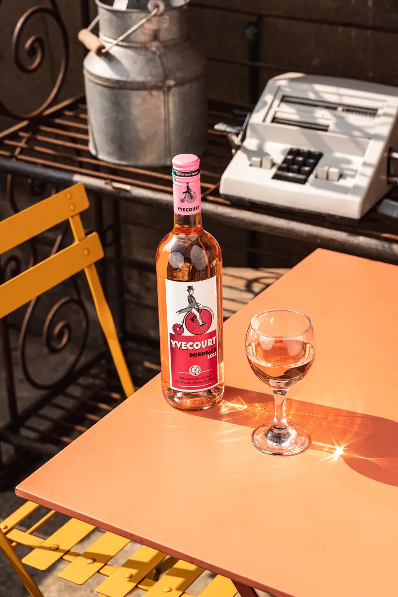 Yvecourt rosé sur une table de bistrot orange