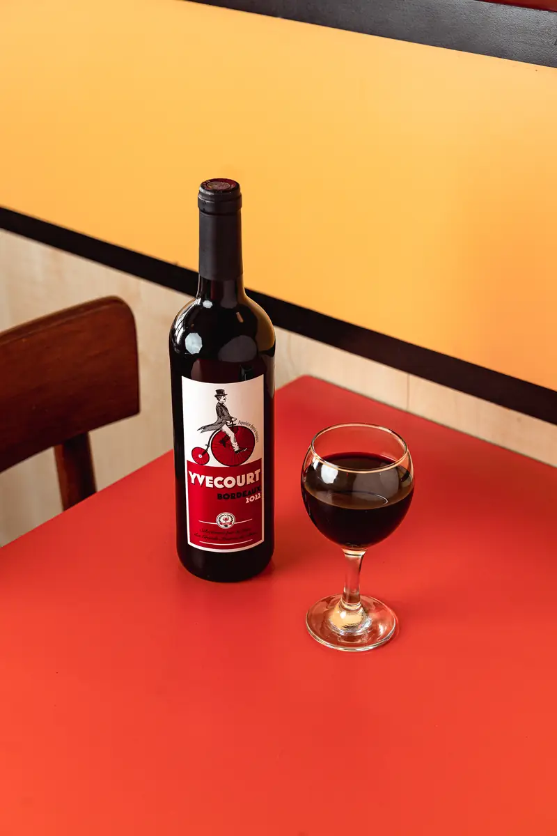 Yvecourt rouge et verre sur une table rouge