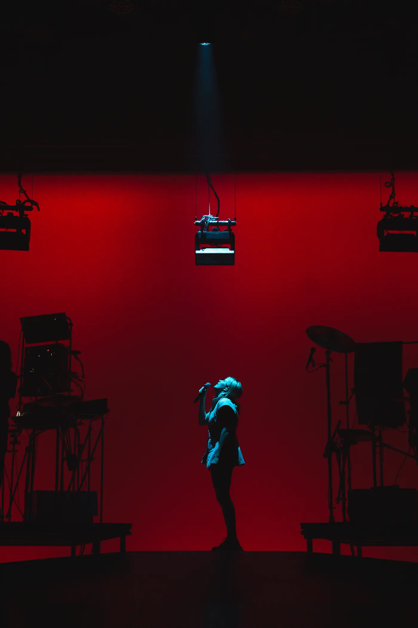 Zaho de Sagazan seule sur scène, décor rouge, Arkéa Arena Bordeaux