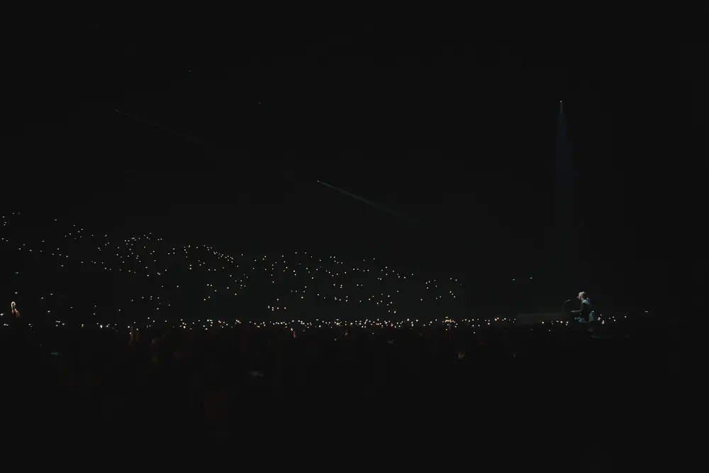 Arkéa Arena dans le noir, lumières des téléphones du public